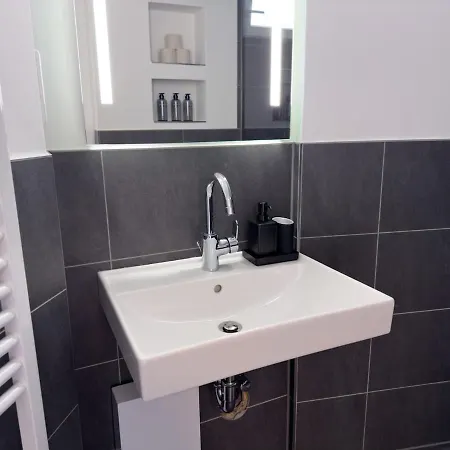 Schoene Zentrale Mit Parkplatz アパート